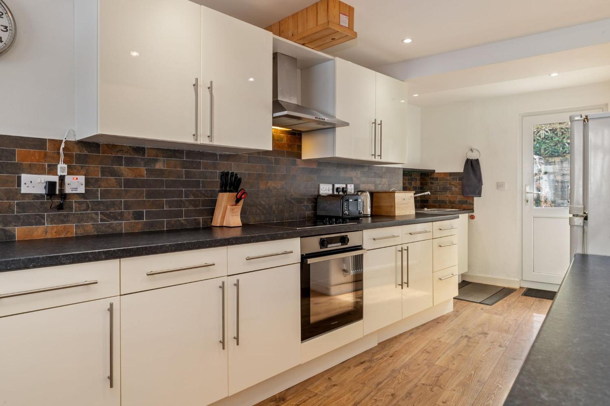 Dan Y Bryn - A Lovely 3 Bedroom House Centrally Located In Лаарн Екстериор снимка