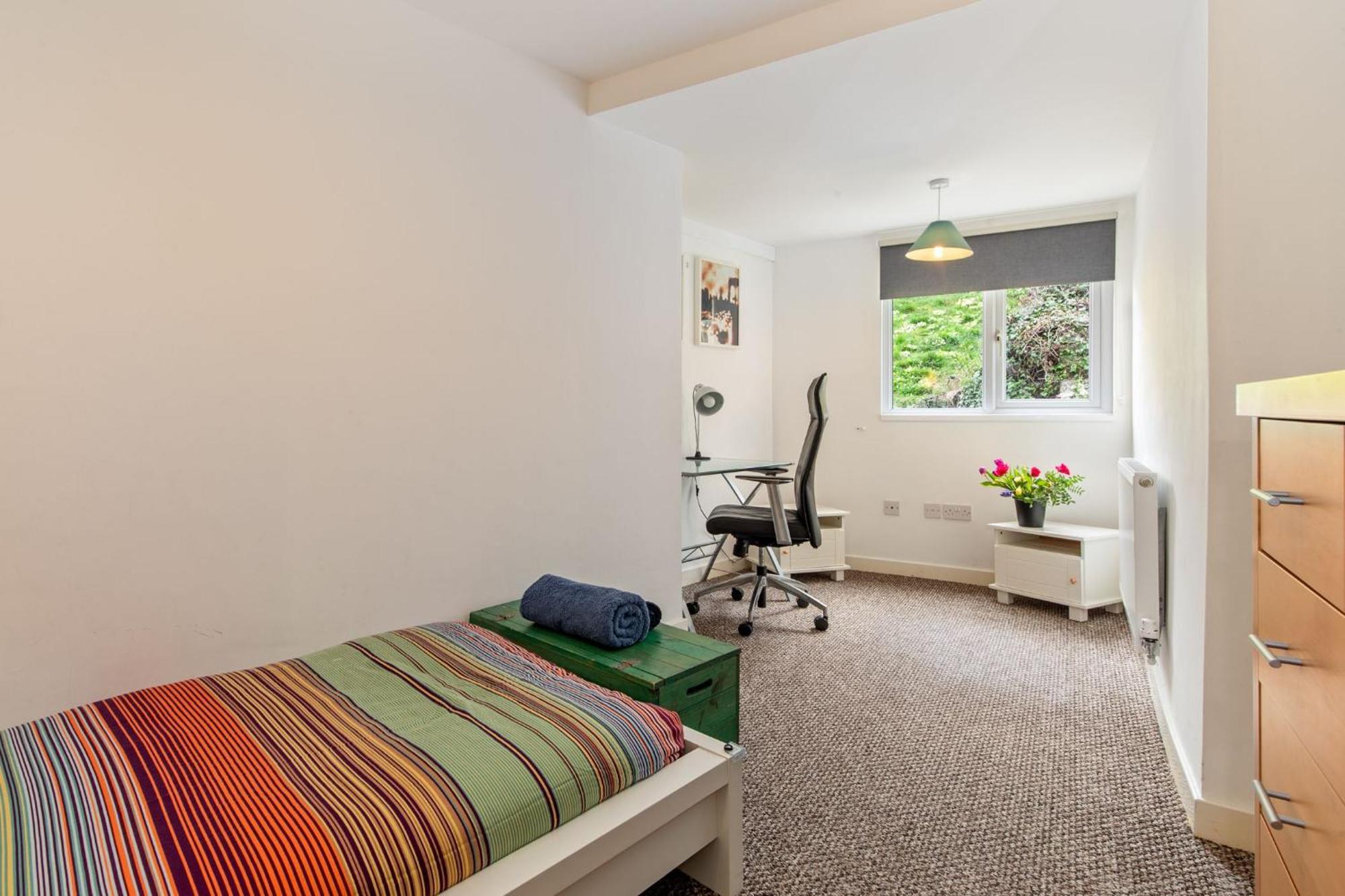 Dan Y Bryn - A Lovely 3 Bedroom House Centrally Located In Лаарн Екстериор снимка